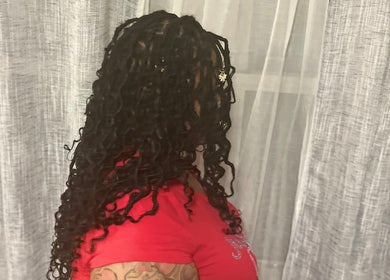 Stylish locs hairstyle at Crownedbyexperience in Chicago, Illinois, US, enhancing natural beauty.