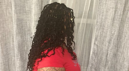 Stylish locs hairstyle at Crownedbyexperience in Chicago, Illinois, US, enhancing natural beauty.