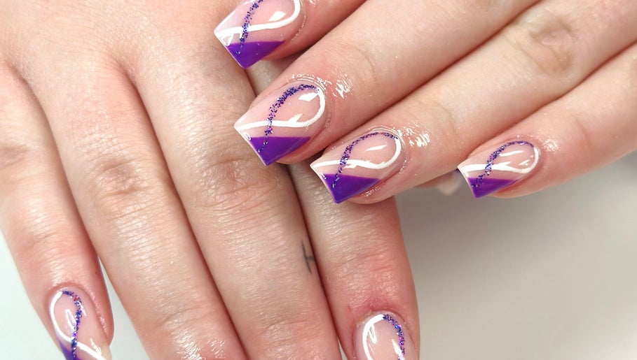 Thiết kế móng tay nghệ thuật sắc tím tại Anna nail, Hamilton, Ontario, CA.