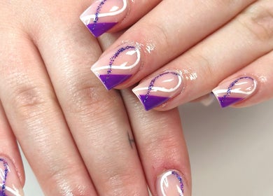 Thiết kế móng tay nghệ thuật sắc tím tại Anna nail, Hamilton, Ontario, CA.