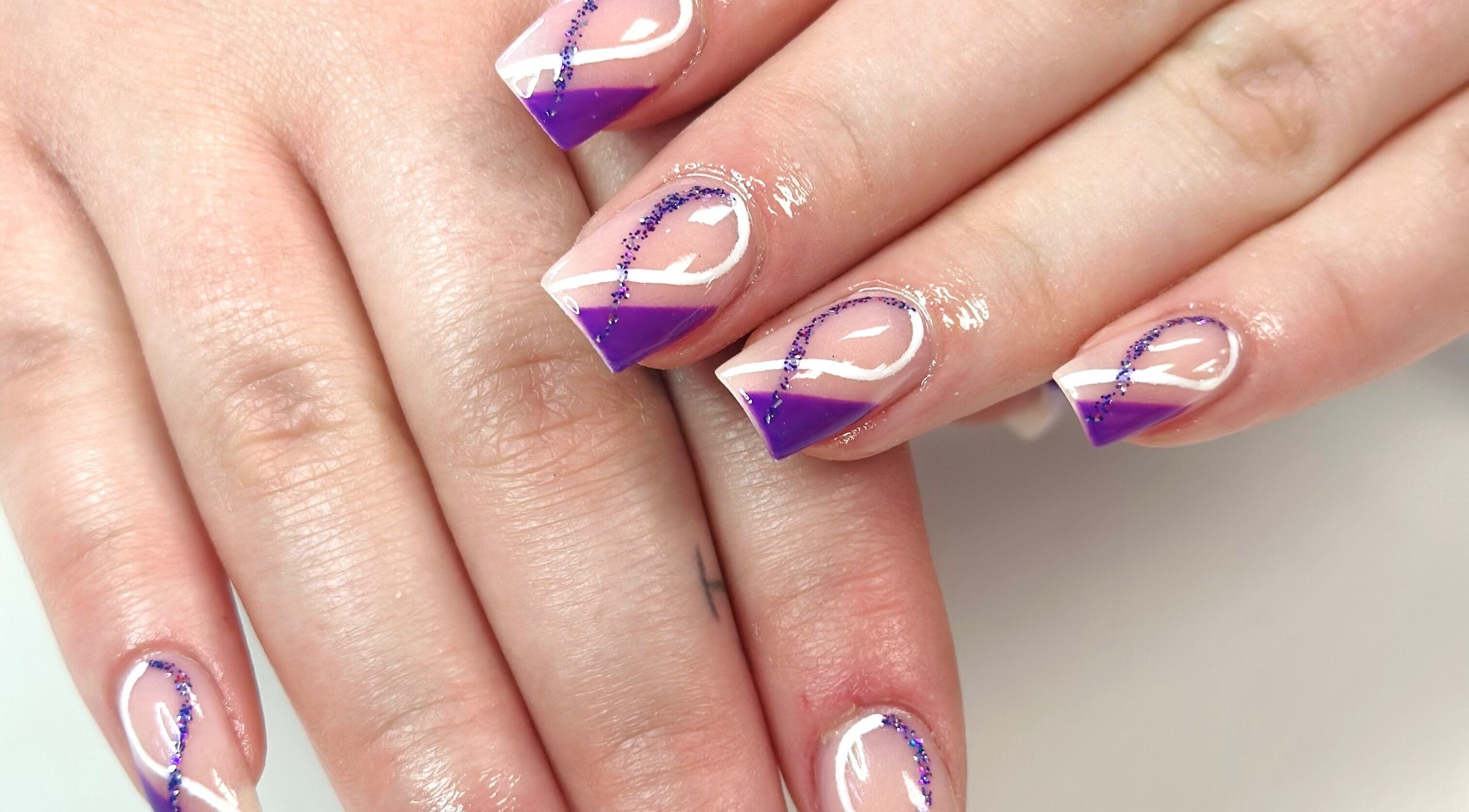 Thiết kế móng tay nghệ thuật sắc tím tại Anna nail, Hamilton, Ontario, CA.