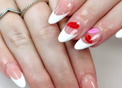 Móng tay nghệ thuật tại Anna nail, Hamilton, Ontario, CA với thiết kế độc đáo và màu sắc tinh tế.
