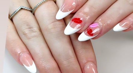 Móng tay nghệ thuật tại Anna nail, Hamilton, Ontario, CA với thiết kế độc đáo và màu sắc tinh tế.