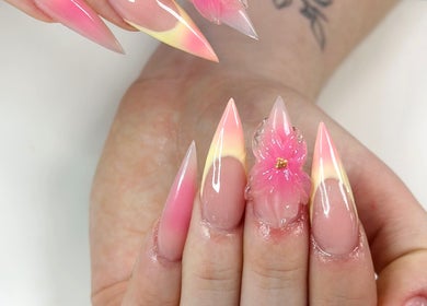 Móng tay thiết kế hoa hồng tại Anna nail, Hamilton, Ontario, CA.