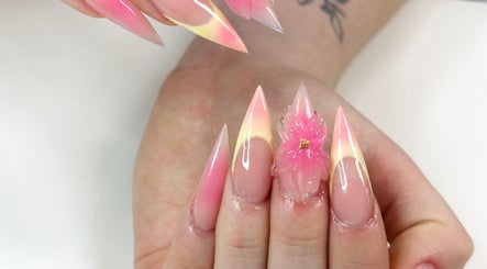 Móng tay thiết kế hoa hồng tại Anna nail, Hamilton, Ontario, CA.
