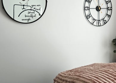 Cozy corner at Courtney's Dreamy Lashes with plush seating, wall decor, and plant in Melbourne, Victoria, AU.