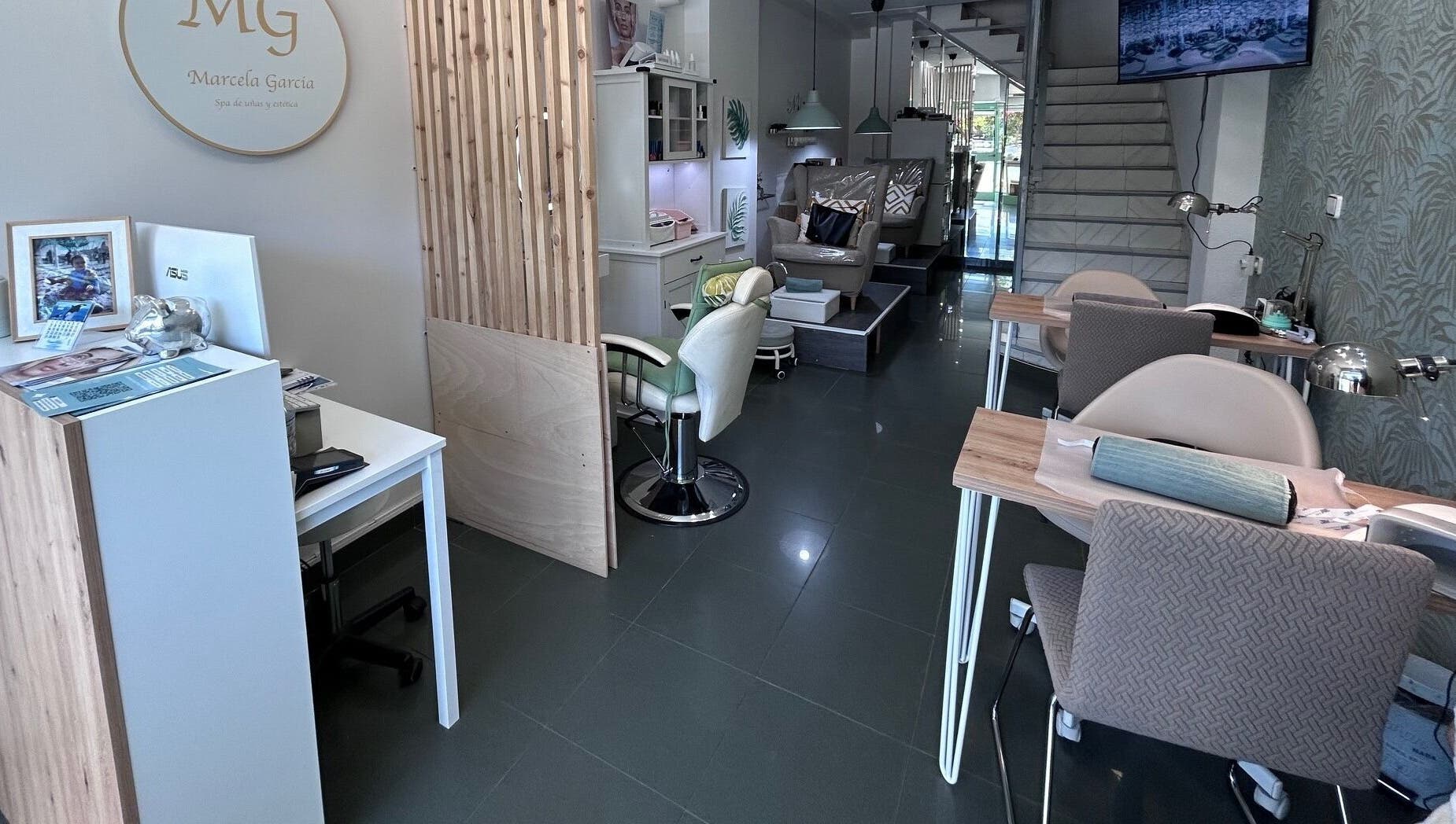 Interior del Marcela García Spa de Uñas y Estética en Madrid, Comunidad De Madrid, ES. Elegante y moderno.