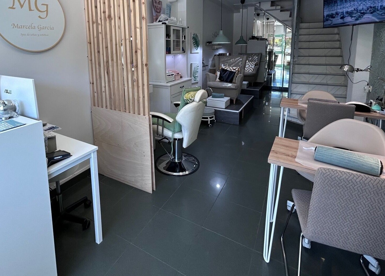 Interior del Marcela García Spa de Uñas y Estética en Madrid, Comunidad De Madrid, ES. Elegante y moderno.