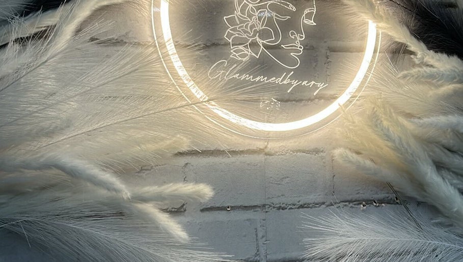 Logo Glammedby.Ary iluminado cercado por penas brancas, Santo António Da Charneca, Setúbal, PT.