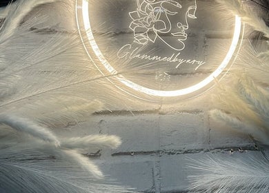 Logo Glammedby.Ary iluminado cercado por penas brancas, Santo António Da Charneca, Setúbal, PT.