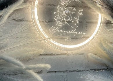 Logotipo iluminado Glammedby.Ary com design sofisticado em Santo António Da Charneca, Setúbal, PT.