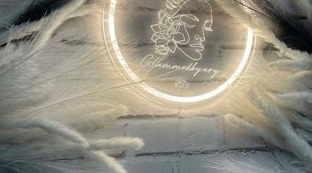 Logotipo iluminado Glammedby.Ary com design sofisticado em Santo António Da Charneca, Setúbal, PT.