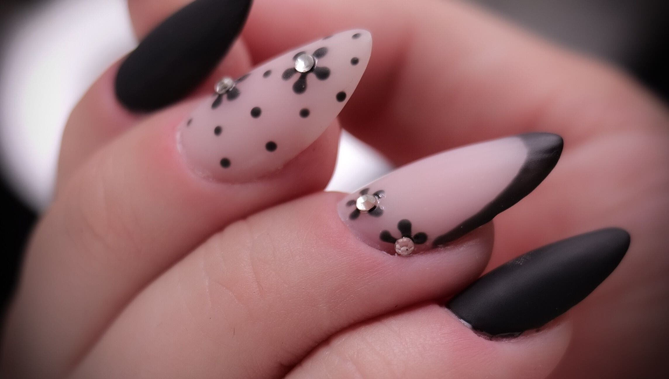 Manucure nail art noir et blanc à Onglerie BellaCroch', Trappes, Île-de-france, FR.