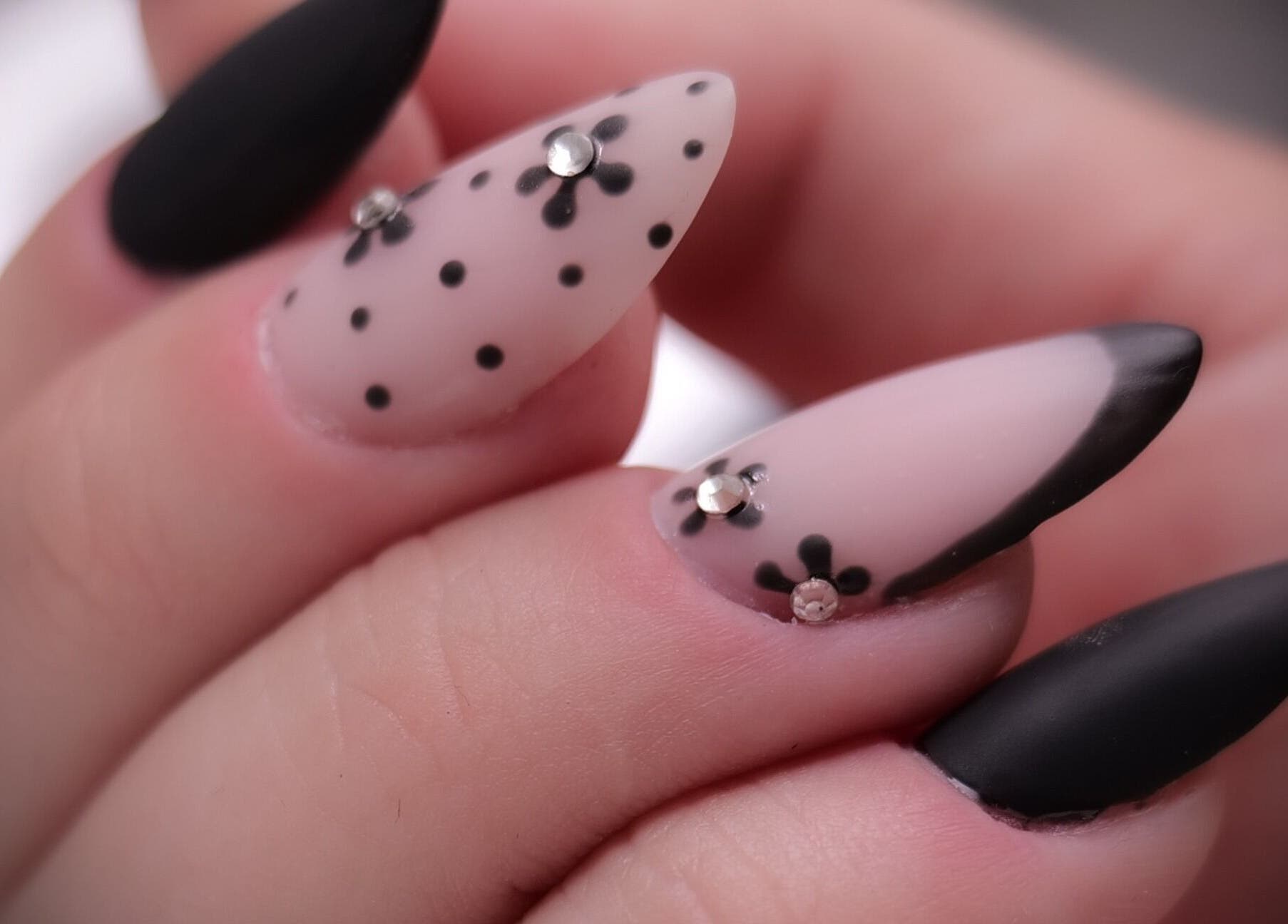 Manucure nail art noir et blanc à Onglerie BellaCroch', Trappes, Île-de-france, FR.