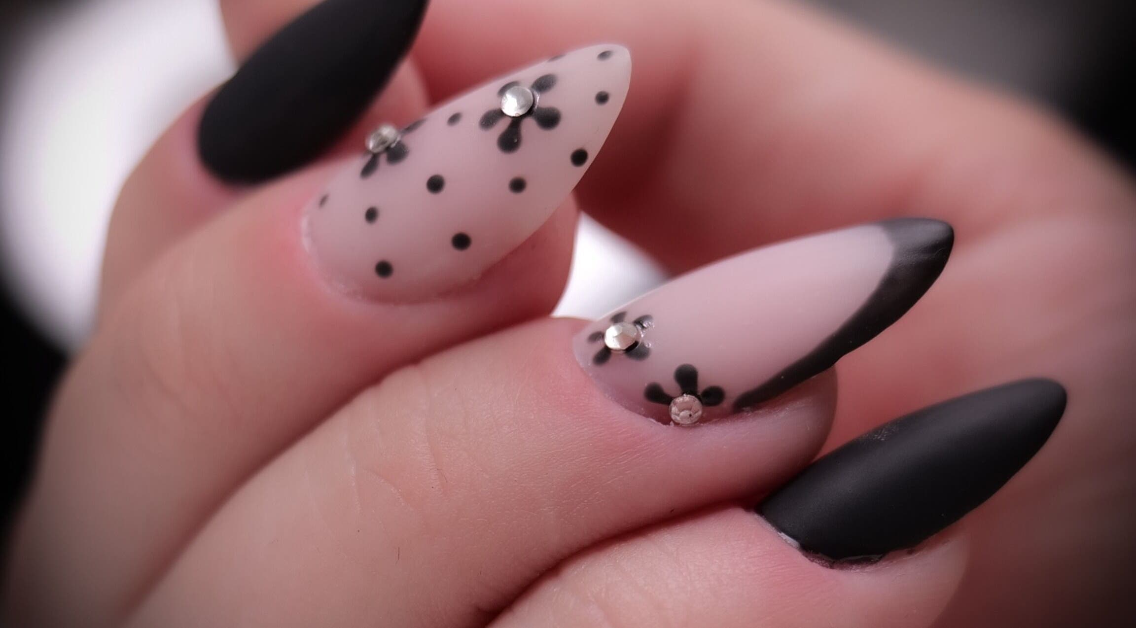 Manucure nail art noir et blanc à Onglerie BellaCroch', Trappes, Île-de-france, FR.