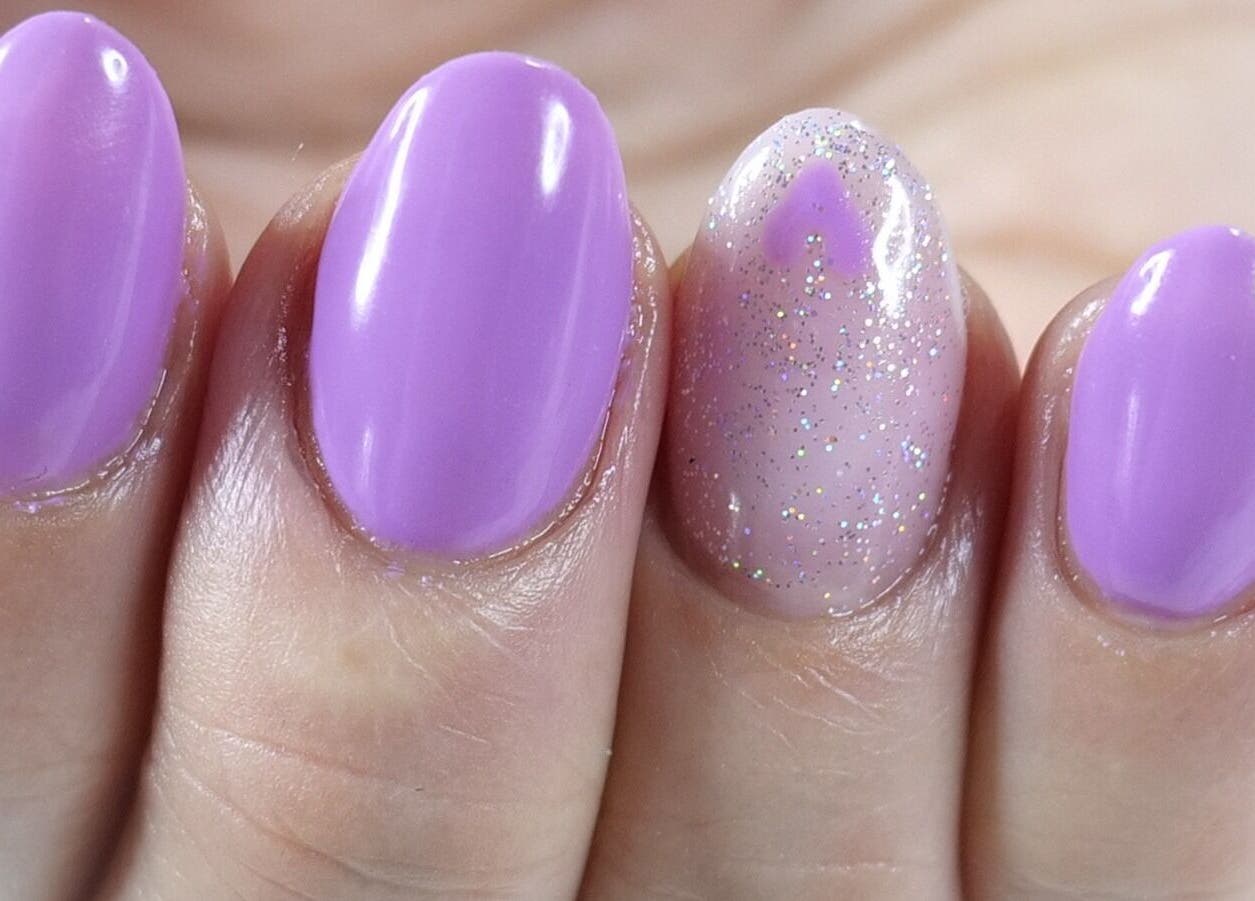 Manucure lilas avec paillettes chez Onglerie BellaCroch', Trappes, Île-de-france, FR.