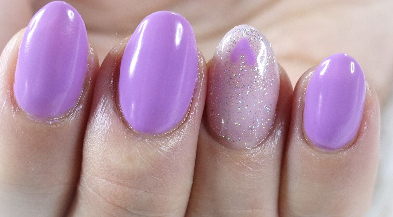 Manucure lilas avec paillettes chez Onglerie BellaCroch', Trappes, Île-de-france, FR.