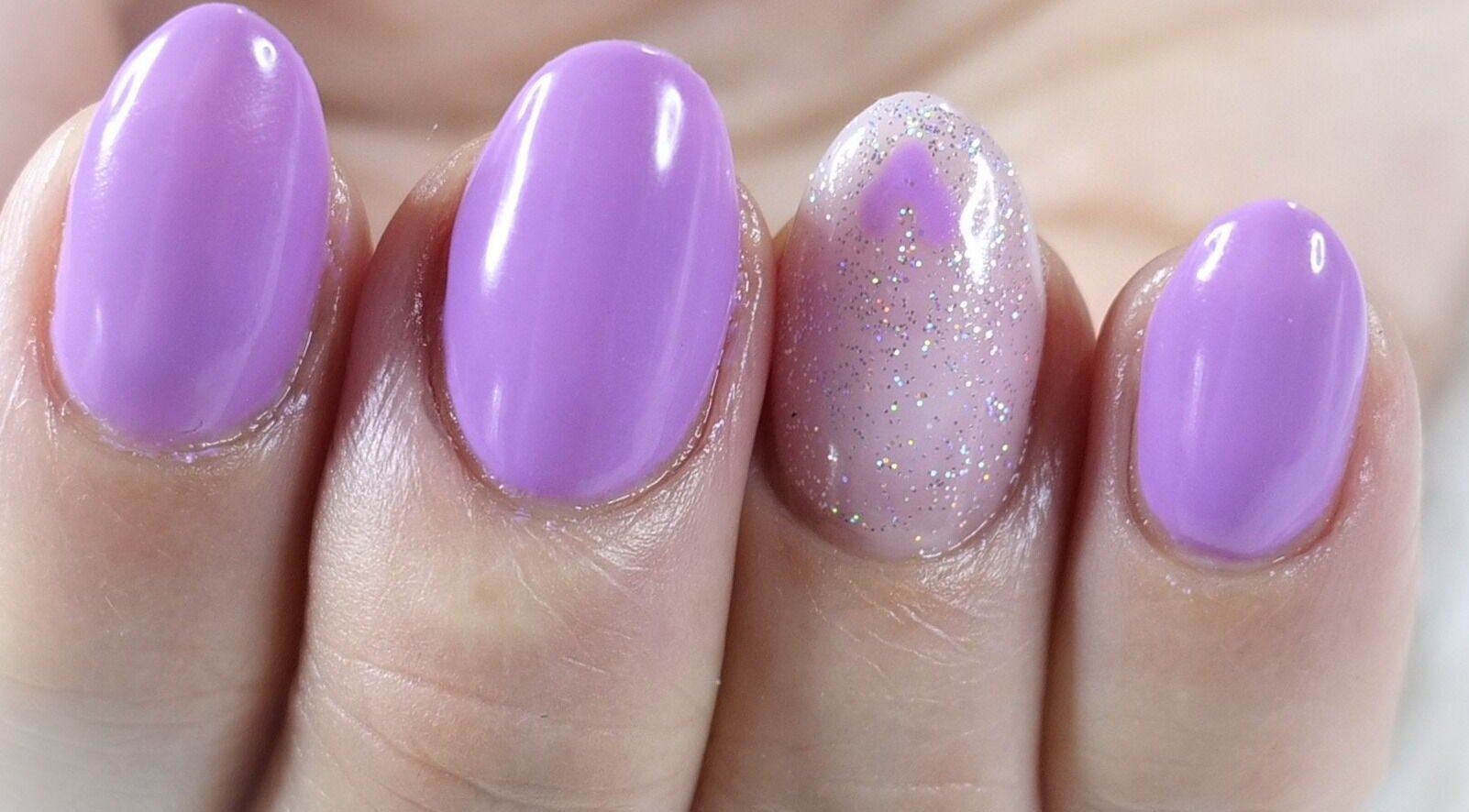 Manucure lilas avec paillettes chez Onglerie BellaCroch', Trappes, Île-de-france, FR.