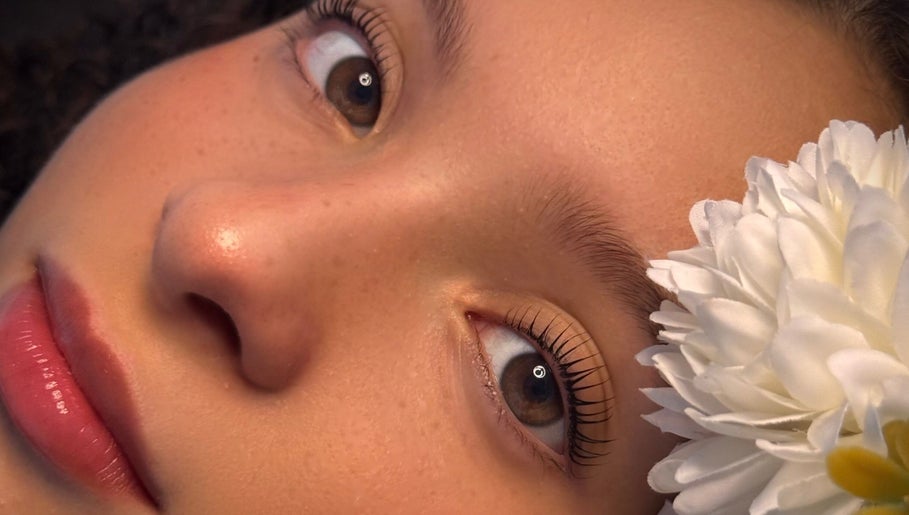 Close-up de um rosto com flor branca na Amanda Sousa Estetica, Setúbal, Setúbal, PT.