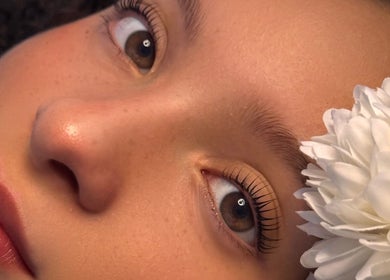 Close-up de um rosto com flor branca na Amanda Sousa Estetica, Setúbal, Setúbal, PT.