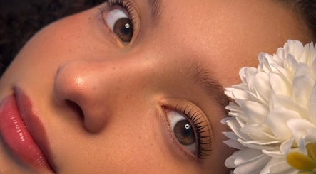 Close-up de um rosto com flor branca na Amanda Sousa Estetica, Setúbal, Setúbal, PT.
