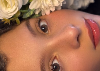 Rosto com flores em Amanda Sousa Estetica, Setúbal, Setúbal, PT, destacando pele suave e beleza natural.