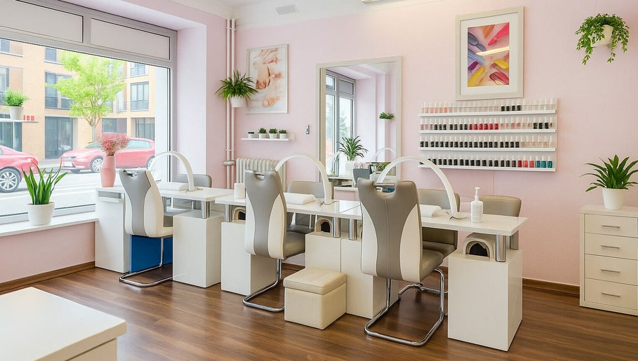 Helle Nagelstudio-Innenaufnahme bei BeautyZones, Zürich, Zürich, CH mit modernen Sitzgelegenheiten und Pflanzen.