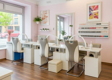 Helle Nagelstudio-Innenaufnahme bei BeautyZones, Zürich, Zürich, CH mit modernen Sitzgelegenheiten und Pflanzen.