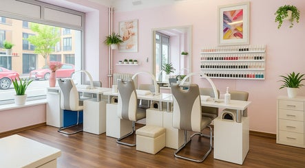 Helle Nagelstudio-Innenaufnahme bei BeautyZones, Zürich, Zürich, CH mit modernen Sitzgelegenheiten und Pflanzen.