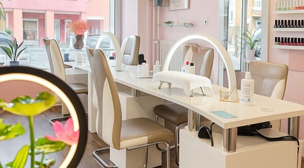 Helle, moderne Nagelstudio bei BeautyZones in Zürich, Zürich, CH mit stilvoller Einrichtung und Pflegeprodukten.