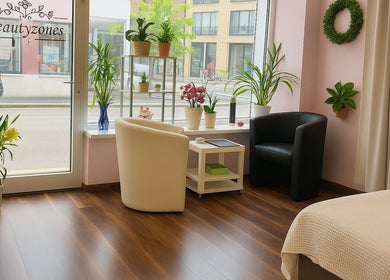 Gemütlicher Innenraum bei BeautyZones, Zürich, Zürich, CH mit Sesseln und Pflanzen.