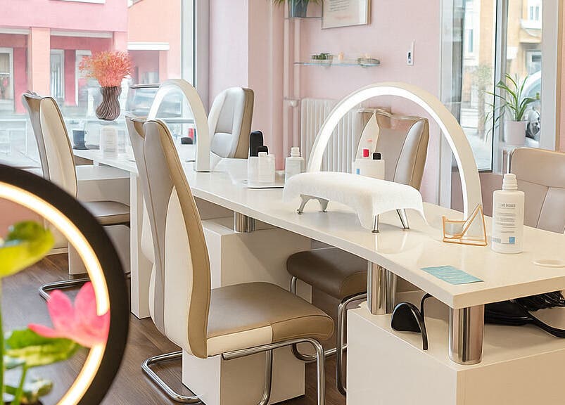 Elegantes Nagelstudio bei BeautyZones, Zürich, Zürich, CH, mit moderner Einrichtung und gemütlichen Sesseln.