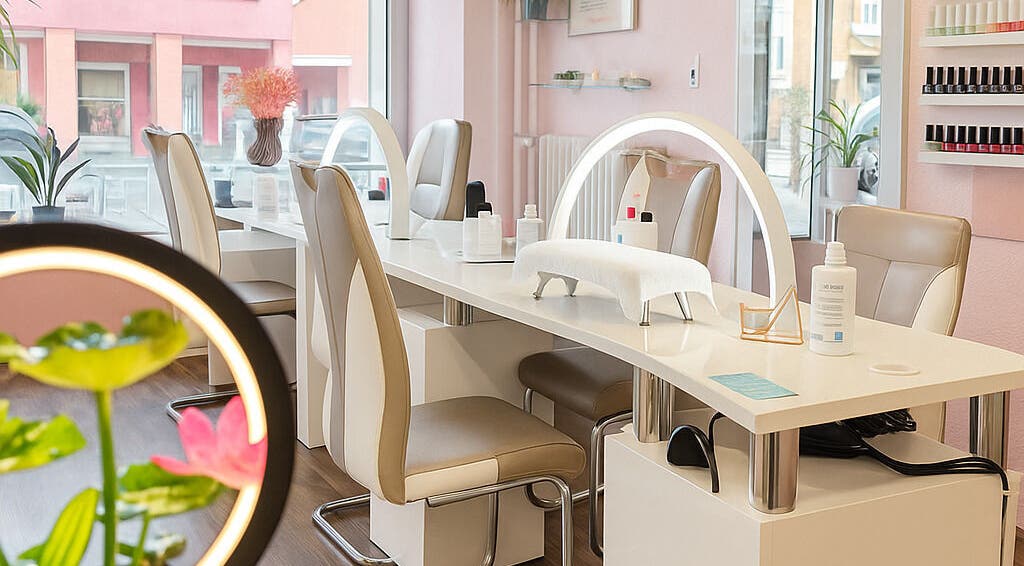 Elegantes Nagelstudio bei BeautyZones, Zürich, Zürich, CH, mit moderner Einrichtung und gemütlichen Sesseln.