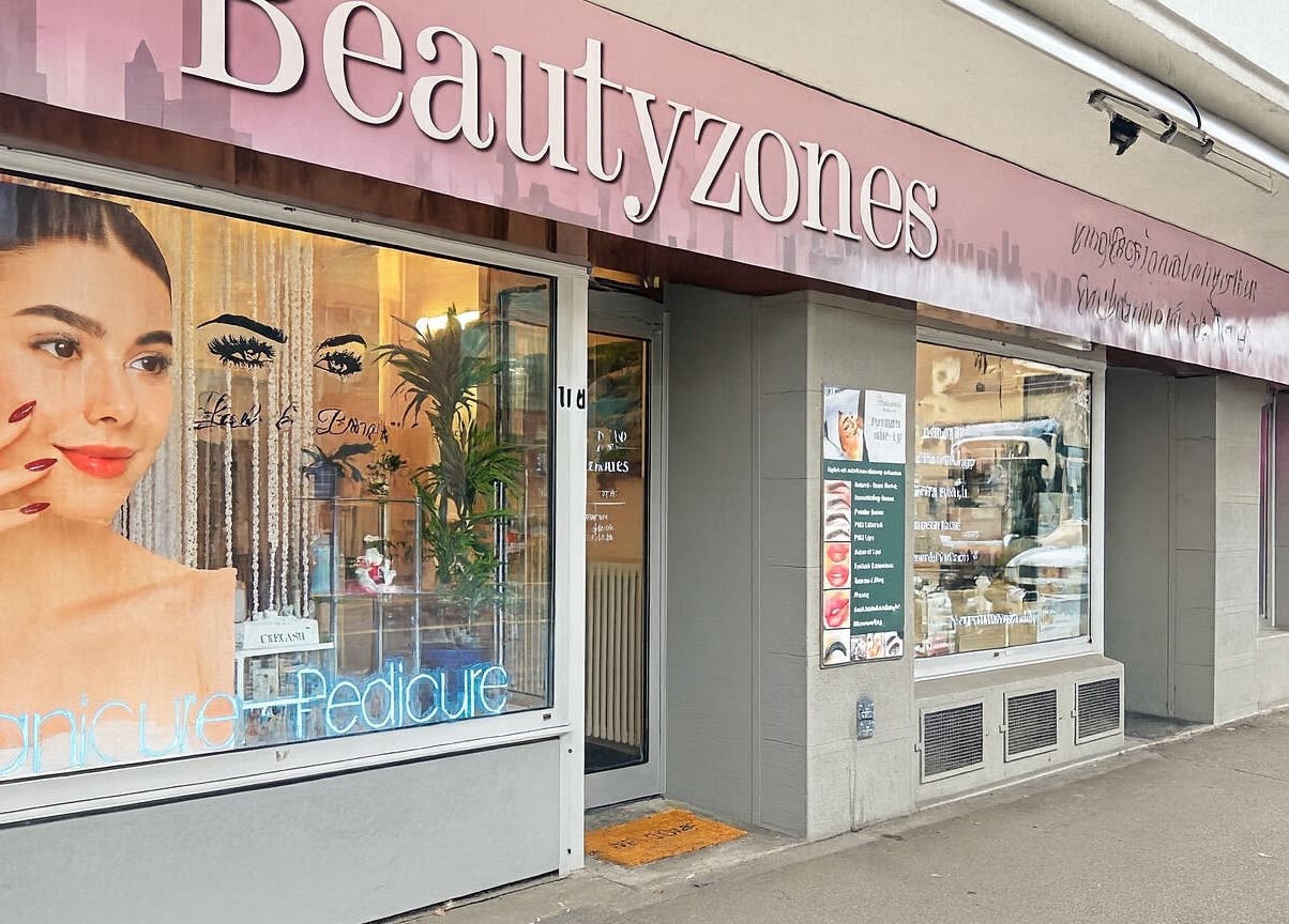 Außenansicht von BeautyZones in Zürich, Zürich, CH mit dekorativem Schaufenster für Maniküre und Pediküre.