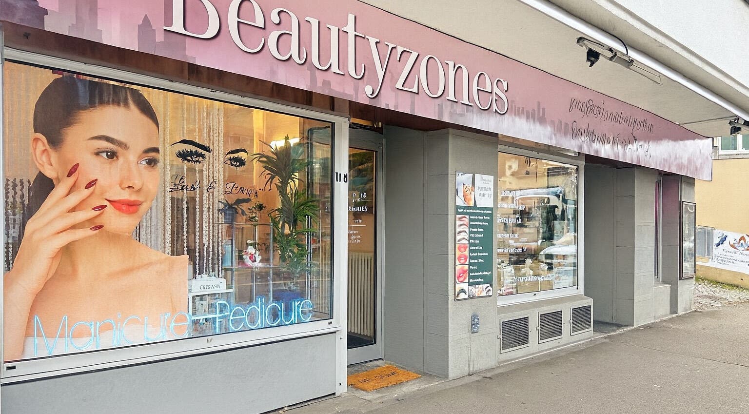 Außenansicht von BeautyZones in Zürich, Zürich, CH mit dekorativem Schaufenster für Maniküre und Pediküre.