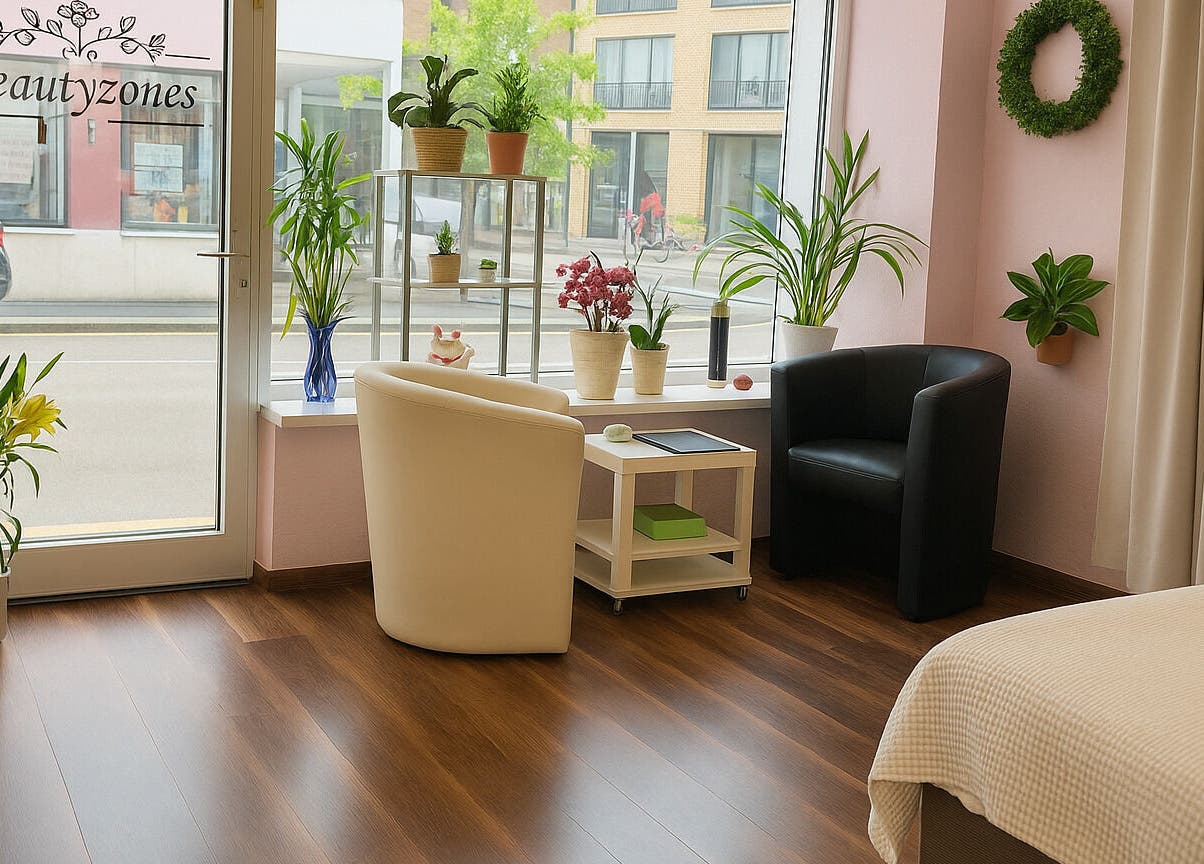 Einladender Entspannungsraum bei BeautyZones, Zürich, Zürich, CH, mit Pflanzen und Sesseln für eine erholsame Atmosphäre.
