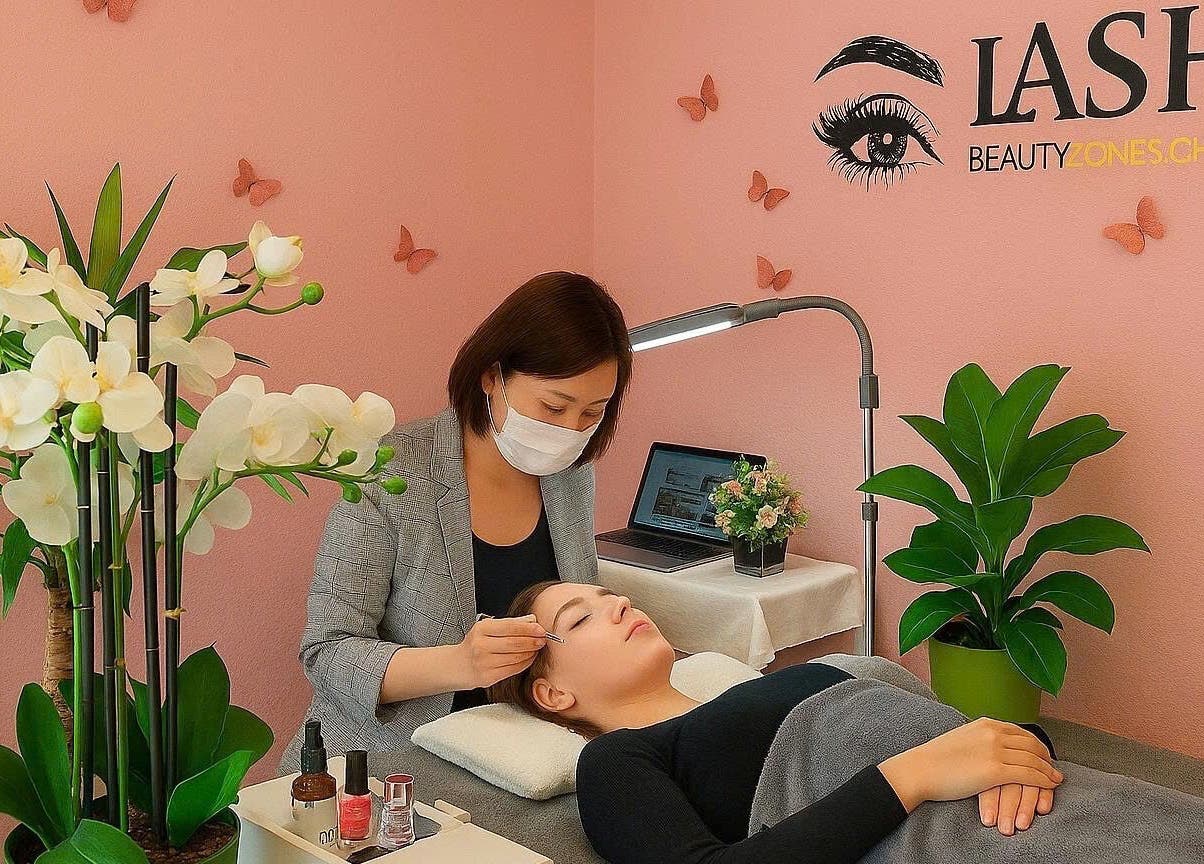 Kosmetikerin bei BeautyZones in Zürich, Zürich, CH, führt Wimpernbehandlung aus. Rosa Wand, Pflanzen, entspannte Atmosphäre.