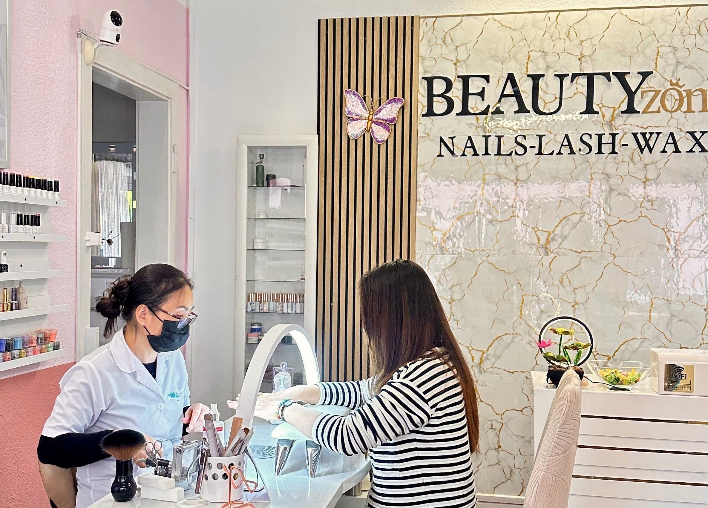 Eine Kundin erhält Maniküre bei BeautyZones in Zürich, Zürich, CH. Gepflegtes Ambiente und professionelle Betreuung.