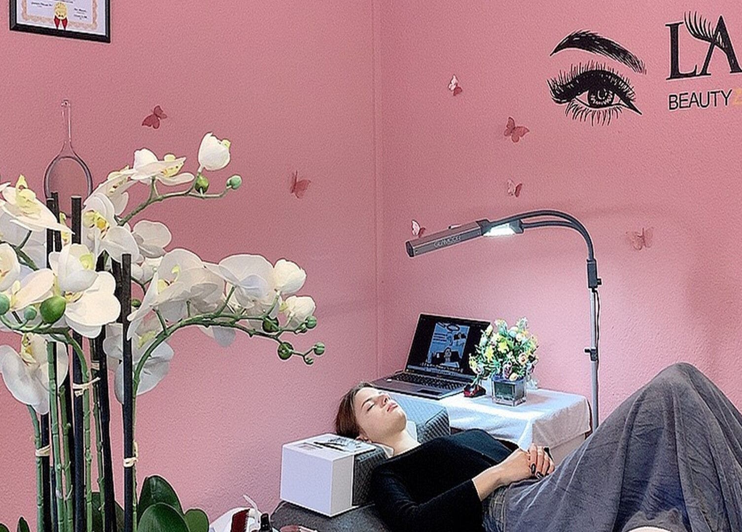 Moderner Beautysalon in BeautyZones, Zürich, Zürich, CH mit rosa Wänden und Orchideenblumen.