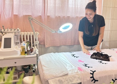 Professionelle Masseurin bereitet Behandlungstisch im BeautyZones, Zürich, Zürich, CH vor.