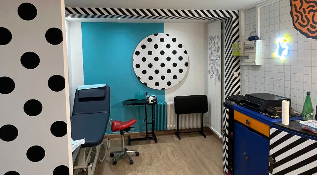 Salle de tatouage au design moderne et coloré chez Essentiel Tattoo, Nancy, Grand Est, FR.