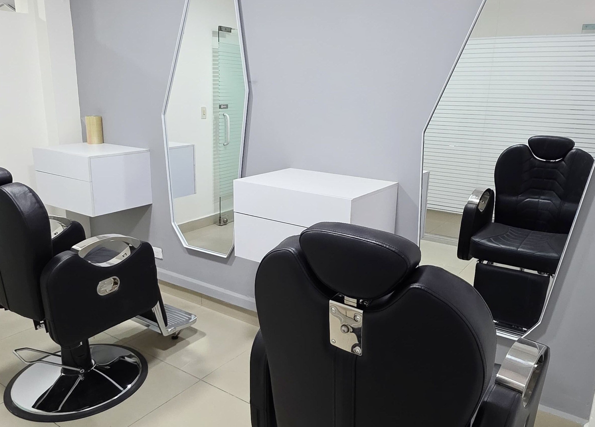 Moderno salón con sillas de peluquería en Stiven Saleh Prótesis Capilar Bogotá, Bogotá, D.c., CO.