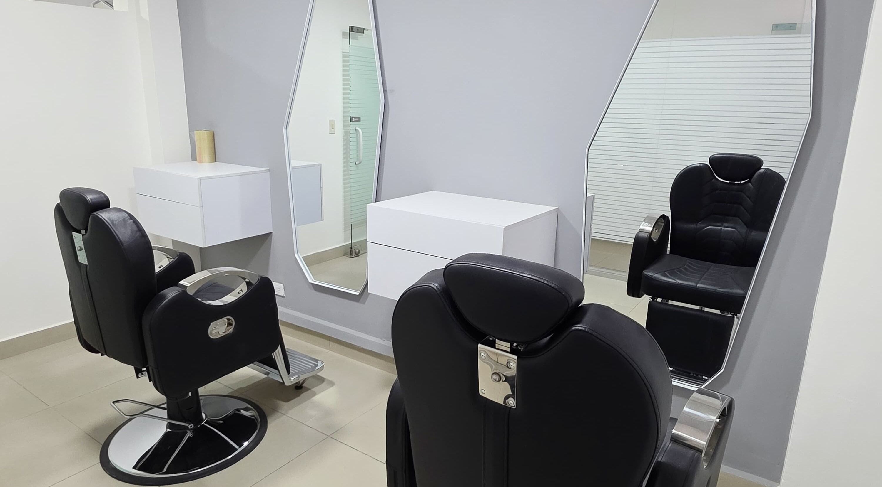 Moderno salón con sillas de peluquería en Stiven Saleh Prótesis Capilar Bogotá, Bogotá, D.c., CO.