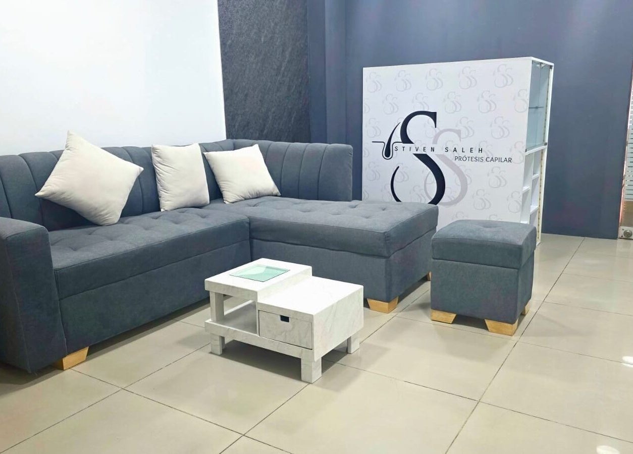 Sala de espera de Stiven Saleh Prótesis Capilar Bogotá con sofá moderno, Bogotá, D.c., Bogotá, D.c., CO.