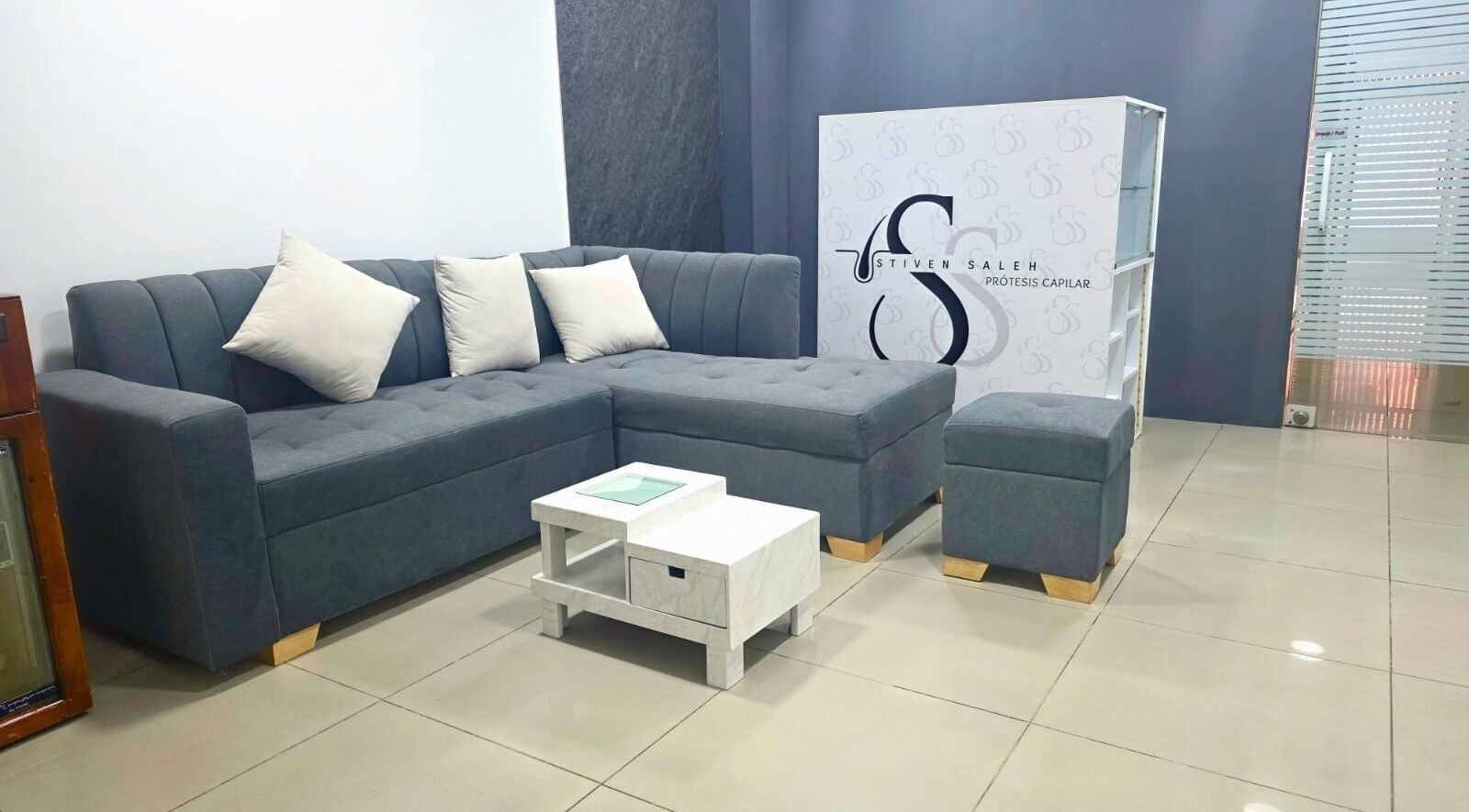 Sala de espera de Stiven Saleh Prótesis Capilar Bogotá con sofá moderno, Bogotá, D.c., Bogotá, D.c., CO.