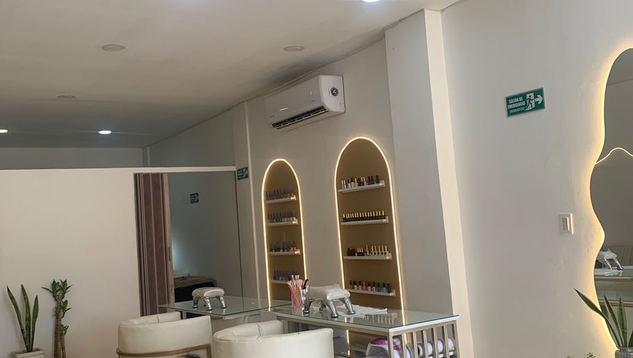 Interior moderno de Carolina García studio de belleza en Santa Marta, Magdalena, CO, con esmaltes bien exhibidos.