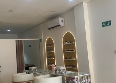 Interior moderno de Carolina García studio de belleza en Santa Marta, Magdalena, CO, con esmaltes bien exhibidos.