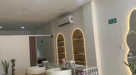 Interior moderno de Carolina García studio de belleza en Santa Marta, Magdalena, CO, con esmaltes bien exhibidos.