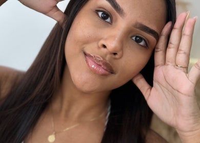 Mujer con rostro luminoso en Carolina García studio de belleza, Santa Marta, Magdalena, CO.