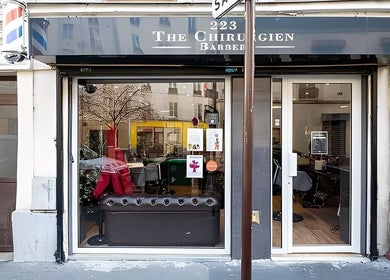 Entrée du salon 223 The chirurgien à Paris, Île-de-France, FR, avec une vitrine moderne.
